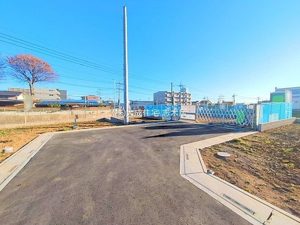 外観:5号棟：前面道路　現地写真2025.12.12撮影