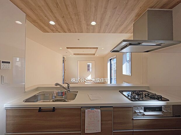 内装:ご家族の様子がみれる対面キッチン! 現地写真2026.2.13撮影