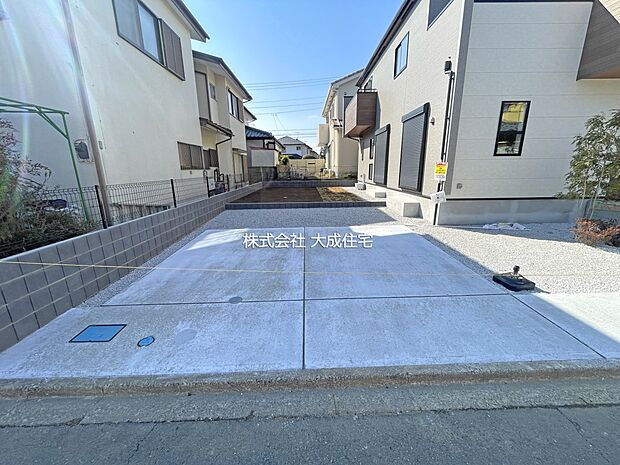 外観:カースペース2台分あり!(車種による) 現地写真2026.2.13撮影