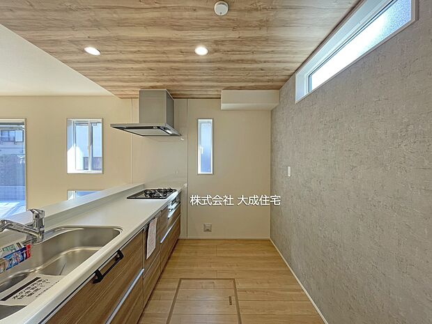 内装:横にスペースがあるのでお子様と一緒にお料理ができます! 現地写真2026.2.13撮影