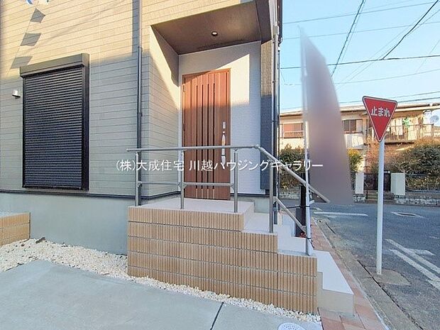 外観:玄関。　現地写真：2026.1.30撮影