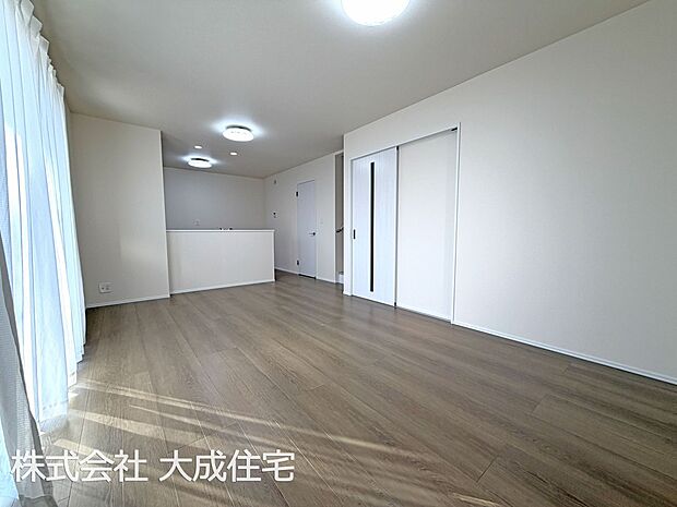 内装:リビング2面採光　現地写真2026．2.2撮影