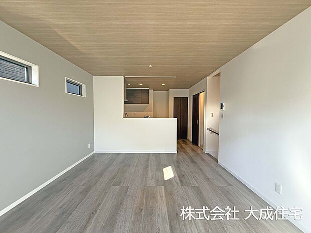 内装:リビングは暖かみを感じる木目調　現地写真2026.1.18撮影