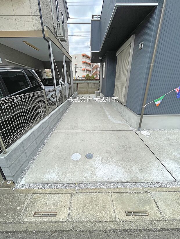 外観:カースペース2台分あり(車種による) 現地写真2026.3.16撮影