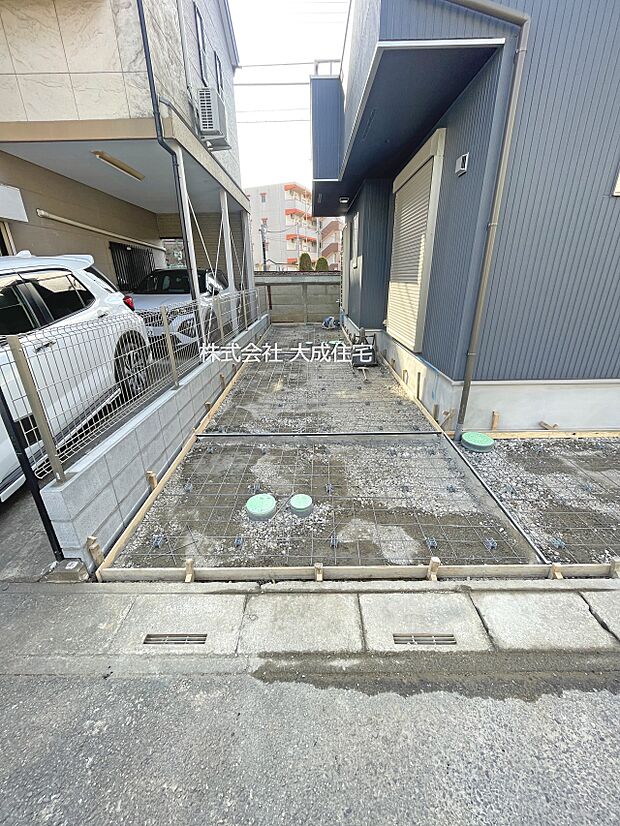 外観:カースペース2台分あり（車種による）　現地写真2026.1.19撮影