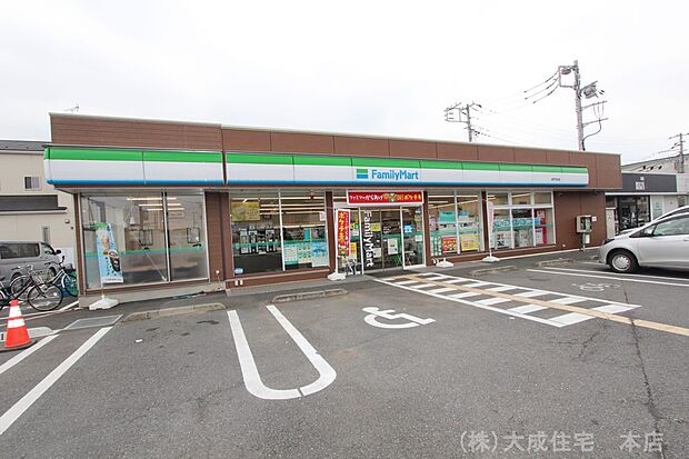 周辺環境:コンビニ 800m ファミリーマート　坂戸石井店(徒歩11分　うれしい24時間営業！)