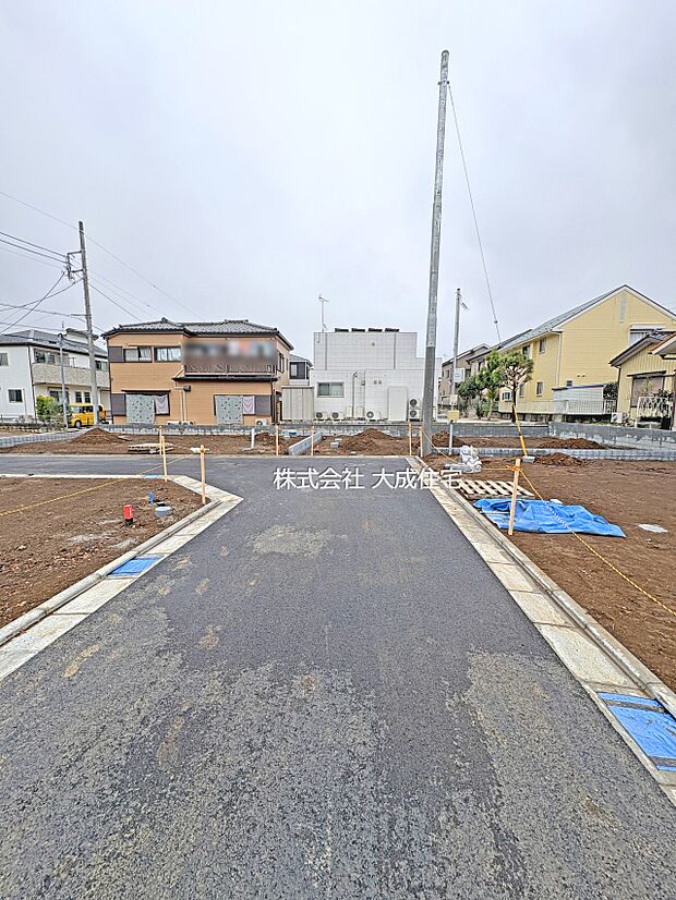 外観:前面道路は幅4.5ｍです。　8号棟現地写真：2025.12.25撮影