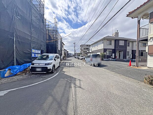 外観:全2棟:前面道路 現地写真2026.3.16撮影