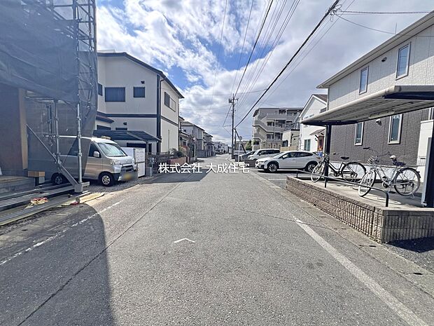 外観:全2棟:前面道路 現地写真2026.3.16撮影