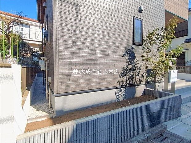 外観:植栽を配置し、住まいの顔となる外観にやさしい彩りをプラスしています！　現地写真2026．2.4撮影