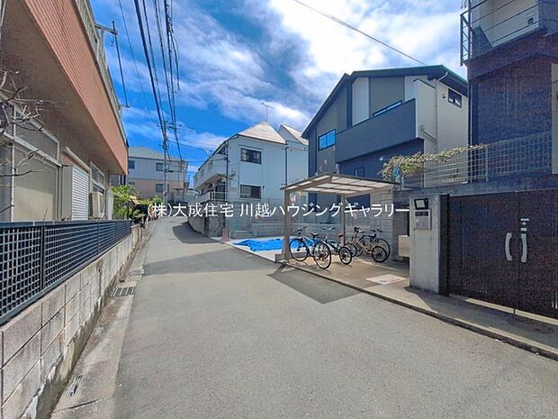 外観:前面道路は幅4mの公道です。 現地写真:2026.8.6撮影