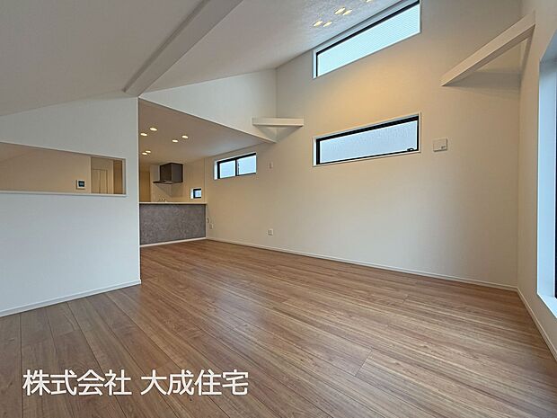 内装:吹抜けから陽が差し込む陽だまり空間 現地写真2026.2.7撮影