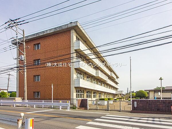 周辺環境:中学校 210m 川越市立芳野中学校(徒歩3分。目指す学校像：活力が満ち、さわやかで心なごむ学校)
