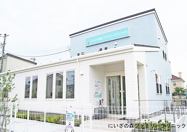 周辺環境:病院 700m にいざの森ファミリークリニック(徒歩9分。急な体調不良でも安心です!)