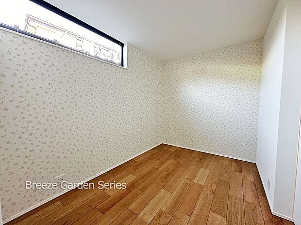 内装:TAISEIこだわりの施工例写真:部屋全体がスタイリッシュな印象になるダークブラウンの床