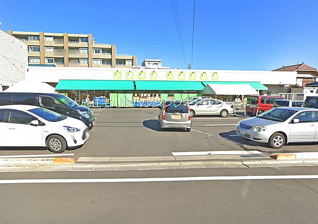 周辺環境:スーパー 240m 生鮮市場田中青果川越仙波店(徒歩3分。時間が無い日のお買い物でも近くて便利です。)