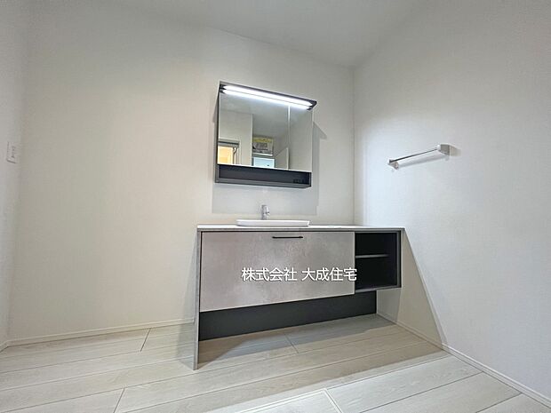 内装:1号棟:毎日の身支度を整える洗面台 現地写真2026.3.16撮影