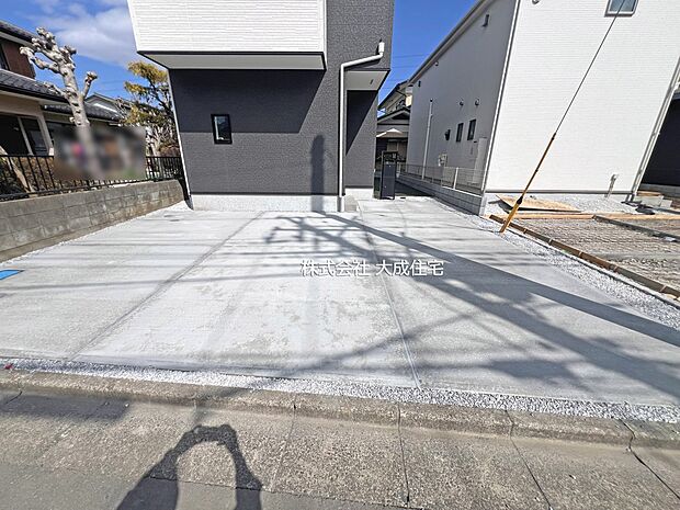 外観:1号棟:カースペース2台分あり!(車種による) 現地写真2026.3.16撮影