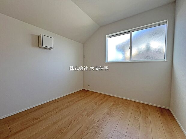 内装:2号棟:洋服やお子様との思い出の品も収納できます 現地写真2026.3.16撮影