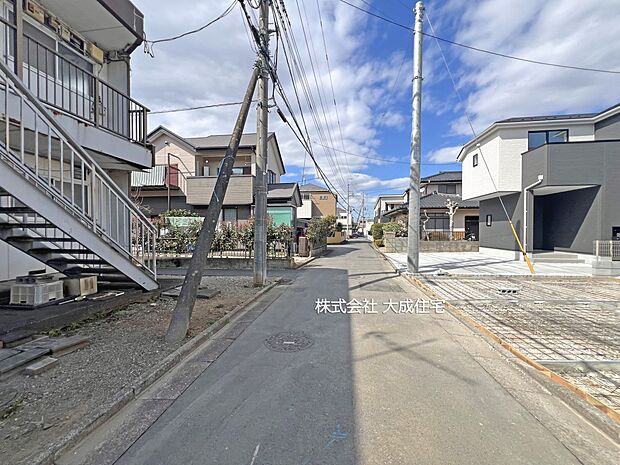 外観:全2棟:前面道路 現地写真2026.3.16撮影