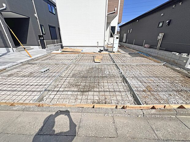 外観:2号棟:カースペース2台分あり!(車種による) 現地写真2026.3.16撮影