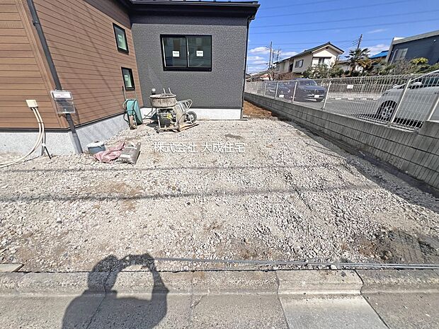 外観:3号棟:カースペース2台分あり!(車種による) 現地写真2026.3.16撮影