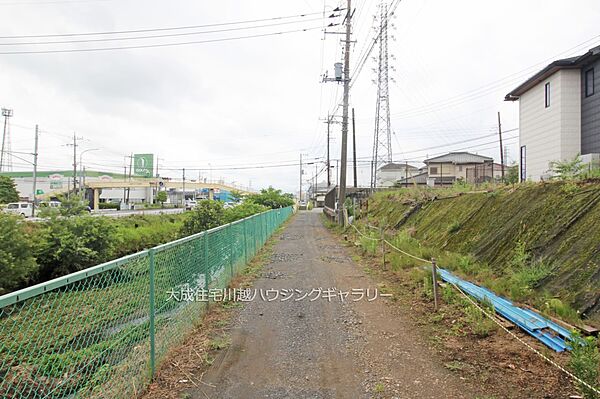 外観:前面道路　現地写真2022.7.15撮影