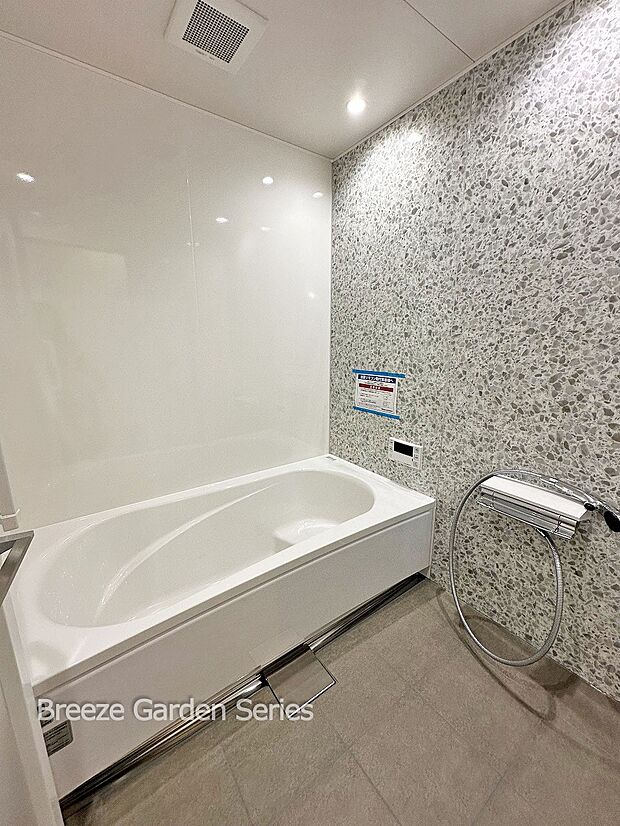 内装:TAISEIこだわりの施工例写真:テラゾー柄のアクセントパネルがおしゃれなバスルーム