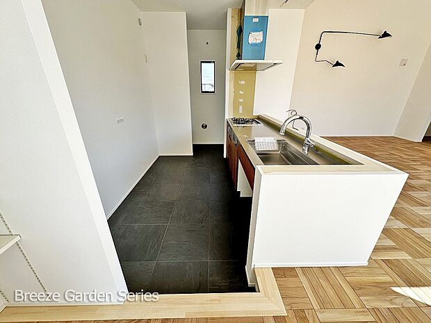 内装:TAISEIこだわりの施工例写真:空間を仕切れるスキップフロアキッチン