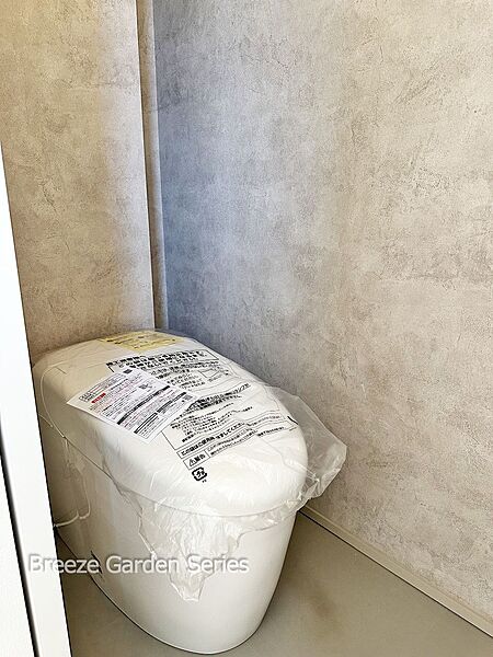 内装:TAISEIこだわりの施工例写真：上品でスタイリッシュな壁紙のトイレ