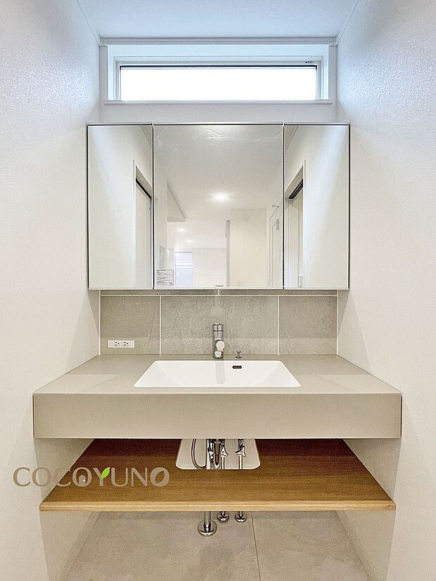 内装:当社施工例:フラットなスタイリッシュカウンターが、デザイン性と使いやすさを両立。