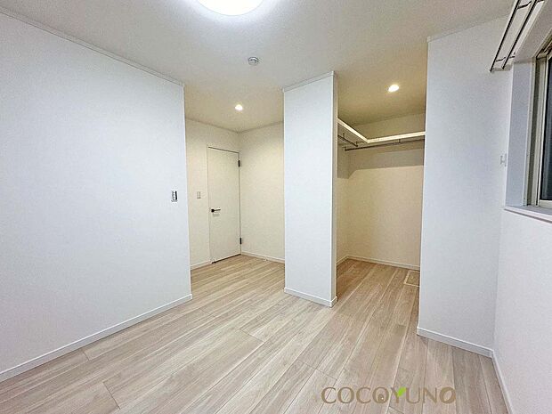 内装:当社施工例:ナチュラルな色調でどんな家具も映える洋室に。