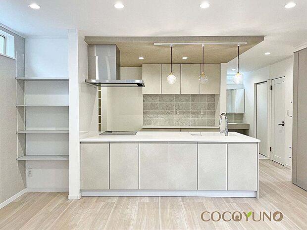 内装:当社施工例:上部折り下げ天井がアクセントでお洒落なオープンキッチン。