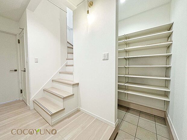 内装:当社施工例：開放感のある階段を採用した、広がりを感じる玄関。