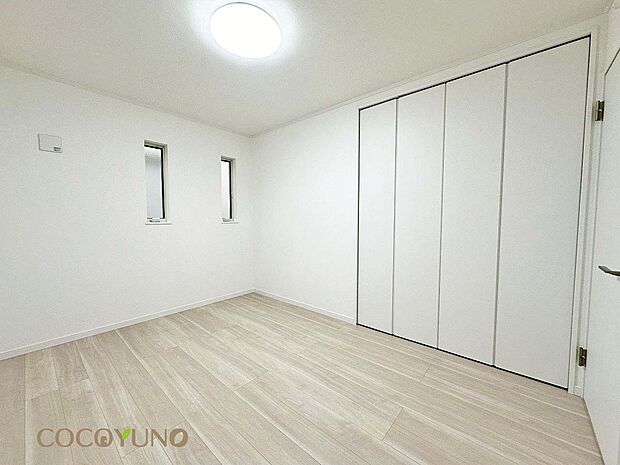 内装:当社施工例：柔らかな木目のフローリングが心地よい洋室。