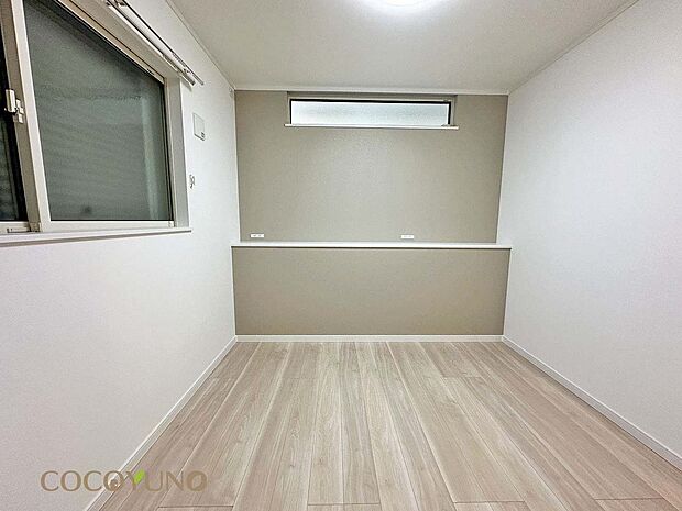 内装:当社施工例：アクセントクロスで空間に変化をつけた洋室。