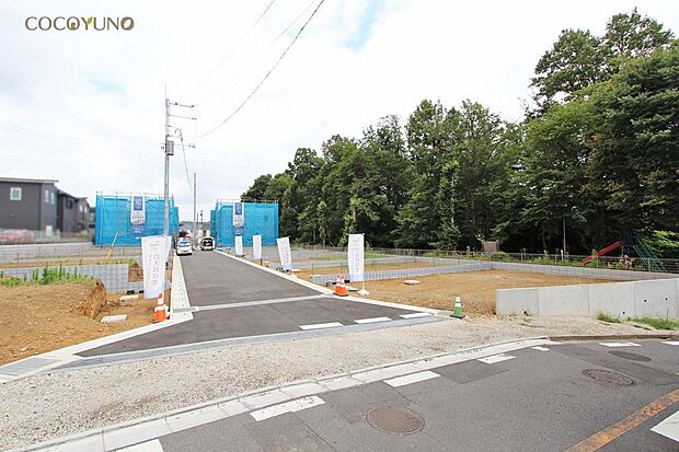 公園まで徒歩2分、緑も感じられる住環境です! 現地写真2026.7.27撮影