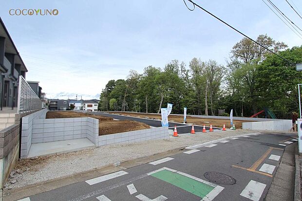 公園まで徒歩2分、緑も感じられる住環境です! 現地写真2026.4.10撮影