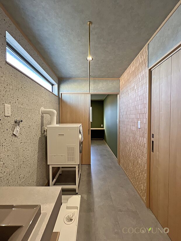 内装:当社施工例：洗面・脱衣・ランドリースペースを集約。家事効率を高める機能的なレイアウト。