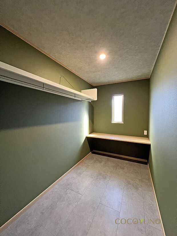 内装:当社施工例：ランドリースペースのすぐ隣に配置された、大容量のファミリークローゼット。