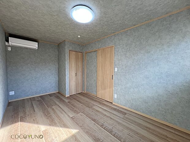 内装:当社施工例：落ち着いた質感のクロスが空間を引き締める洋室。収納付きで使い勝手の良い一室です。