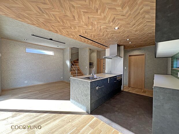 内装:当社施工例：上部折り下げ天井がアクセントのキッチンスペース。