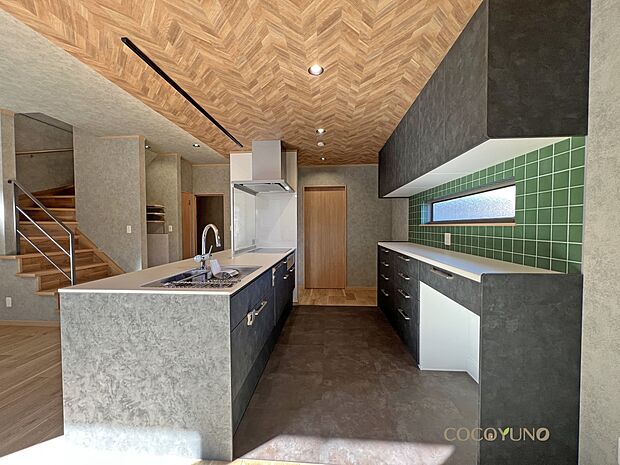 内装:当社施工例：開放的なキッチン。収納力とデザイン性を兼ね備えた空間です。