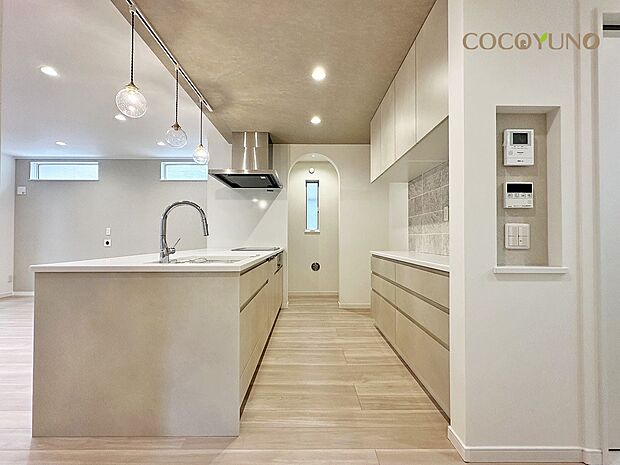 内装:当社施工例:アーチ型の入口が印象的なパントリーと、ペンダントライトが映える空間。