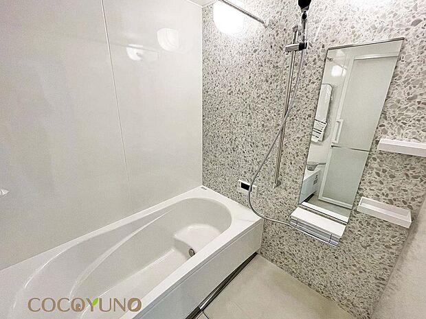 内装:当社施工例:アクセントパネルが印象的な浴室。