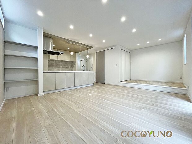 内装:当社施工例:光を取り込む2階リビング。明るさと心地よさを叶えた設計。