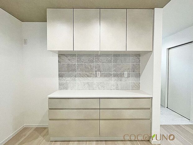 内装:当社施工例：キッチンとグレージュで統一したカップボード。