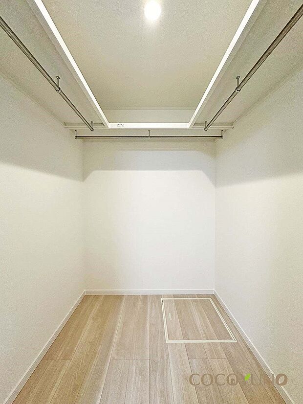 内装:当社施工例：衣類や季節物をすっきり収納できるウォークインクローゼット。