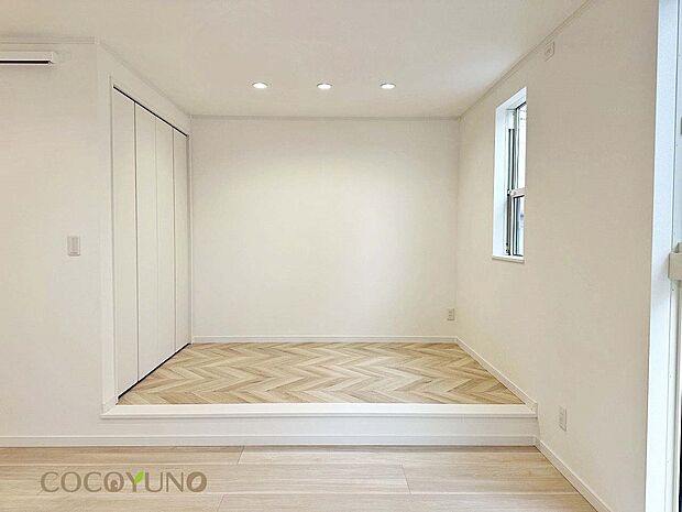 内装:当社施工例:小上がりをヘリンボーン調で仕上げ、リビングにアクセントをプラス。