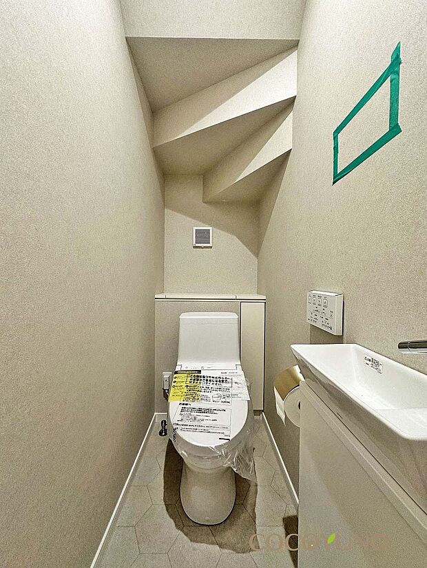 内装:当社施工例:階段下を有効活用し、手洗い付きで衛生的なトイレに。